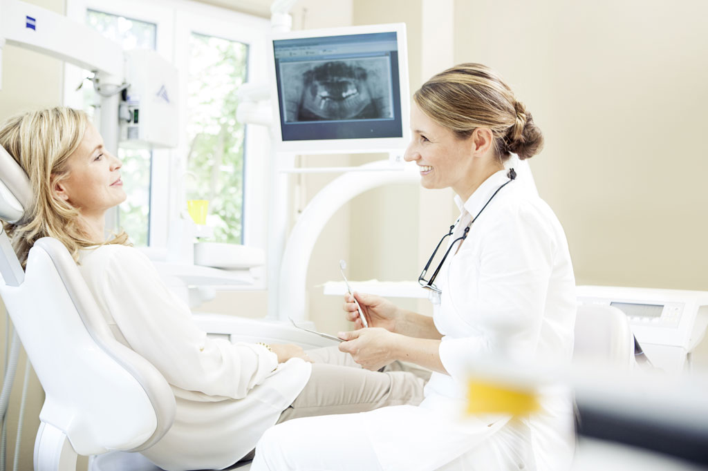aesthetische_zh_schwerpunkt_1 Ästhetische Zahnheilkunde - Frau Dr. Schneider im Gespräch mit einer Patientin
